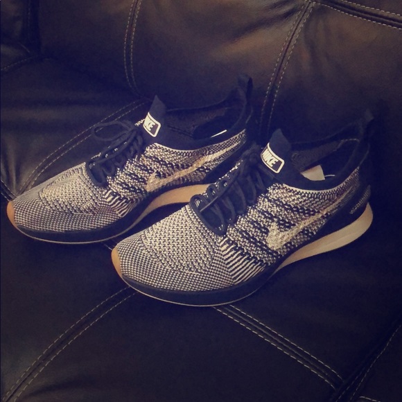 Nike Shoes - LIKE NEW Nike Air sneakers